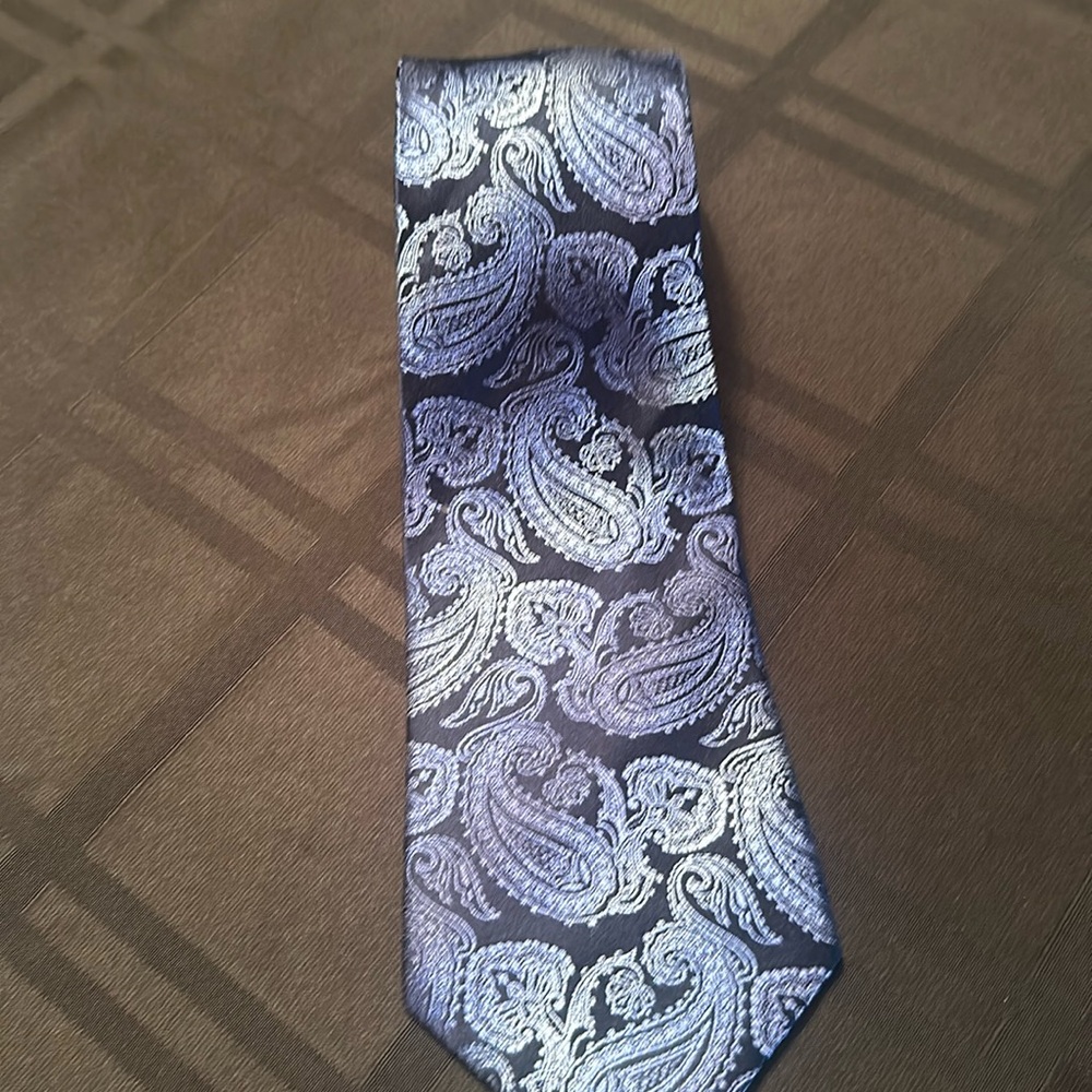 Beautiful 100% silk Men’s tie - Sean John Fine Tailoring / black and blue